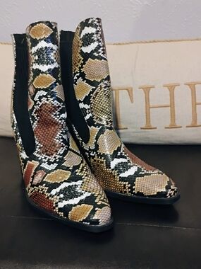 Qupid Snakeskin Print Ankle Boots Size 9